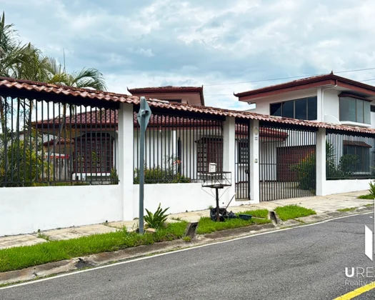 Casa en venta en Escazú, a pocos metros de Distrito 4 /  4 Habitaciones / Amplio Jardín.