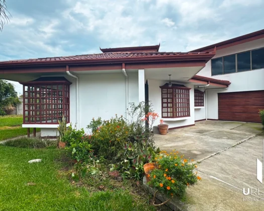 Casa en venta en Escazú, a pocos metros de Distrito 4 /  4 Habitaciones / Amplio Jardín.