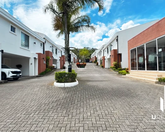 Ubicación premium, Casa de 3 habitaciones en Condominio. Guachipelín, Escazú. Precio de oportunidad $235,000