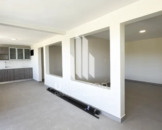 Apartamentos en Bello Horizonte de Escazú | Studio amplio con área dividida para oficina o sala.
