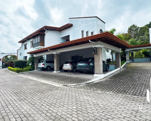 Se alquila elegante apartamento estilo colonial en Bello Horizonte, San Rafael de Escazú Precio de alquiler: $1,800 + IVA