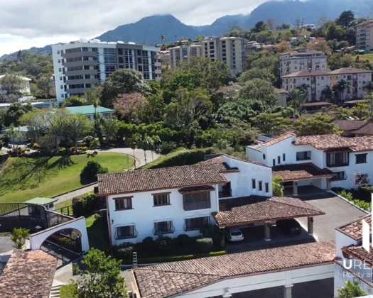 Se alquila elegante apartamento estilo colonial en Bello Horizonte, San Rafael de Escazú Precio de alquiler: $1,800 + IVA