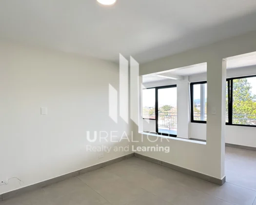 Apartamentos en Bello Horizonte de Escazú | Studio amplio con área dividida para oficina o sala.