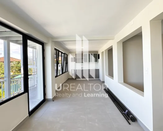 Apartamentos en Bello Horizonte de Escazú | Studio amplio con área dividida para oficina o sala.